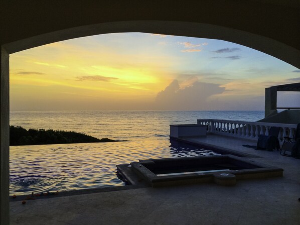Alberca al aire libre y alberca climatizada