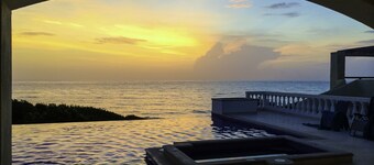 Casa de Cinco Caballos! Hot Tub/Seasonal Heated pool! Overlooking The Caribbean