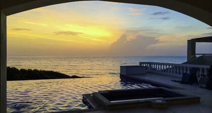 Casa de Cinco Caballos! Hot Tub/Seasonal Heated pool! Overlooking The Caribbean