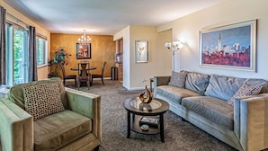 Smart TV, fireplace, Netflix, streaming services - Pacific View Best Area 2 Bathrooms WD Jacuzzi Bath (Tacoma)