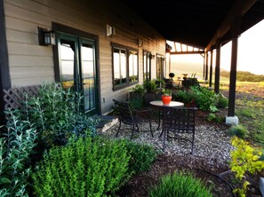 Outdoor dining - Luxurious accommodations on a scenic mountaintop ranch (San Luis Obispo)