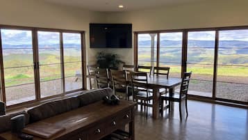 Smart TV, fireplace, stereo