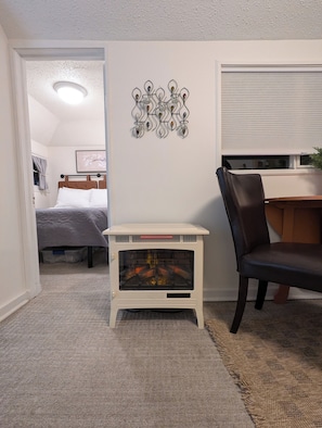 1 habitación, camas con efecto memoria y tabla de planchar con plancha 