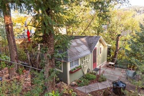 Cozy Cottage and hot tub: walk to Downtown Manitou