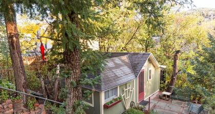 Cozy Cottage and hot tub: walk to Downtown Manitou