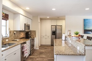 冷蔵庫、電子レンジ、オーブン、コンロ