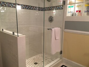 Shower, hair dryer, towels, soap - Summertime where the livin’ is easy at the Rivah in Irvington! (Irvington)