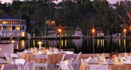Verano en el histórico Irvington at Key Cottage! ¡Ven a explorar su belleza y encanto!