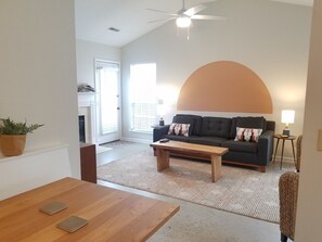 Smart TV, books - Renovated 3BR/2 BA Home in Summerville SC, Large Kitchen, Fenced In BackYard (Summerville)