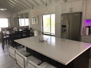 ثلاجة، ميكروويف، فرن، موقد طهي مسطح