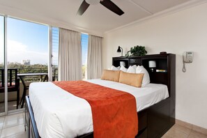1 bedroom, desk, iron/ironing board, free WiFi - Ocean and Diamondhead Views from your private Balcony - WAIKIKI GRAND HOTEL® 911 (Honolulu)