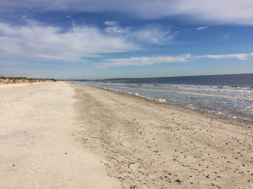 Great home for the working traveler. Short term or long term is welcome. 