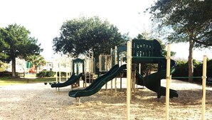 Ein Spielplatz mit mehreren Rutschen und Klettergerüsten.