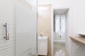 Ensemble douche/baignoire, sèche-cheveux, bidet, serviettes fournies