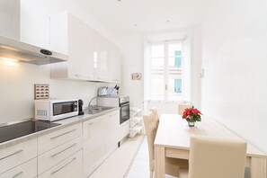 Fridge, microwave, oven, stovetop - NEW CHARMING APT. OVERLOOKING S. PETER CHURCH, 4 bedrooms, 9 sl., 2 bathr (Roma)
