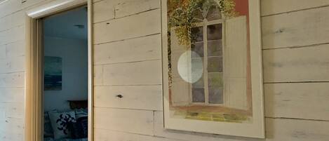 2 soverom, skrivebord, strykejern/-brett og wi-fi (inkludert)