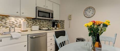 Réfrigérateur, four à micro-ondes, surface de cuisson, lave-vaisselle