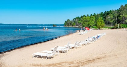☀ Upea Grand Traverse Bay Beach Front Condo