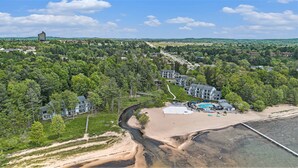 A resort with multiple buildings, a beach, and a river. - 🏖️ Stunning Sunset Bay Views @ The Shores | Traverse Bay Views | Moments to the Beach (Williamsburg)
