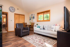 Fernseher, DVD-Player, Bücher