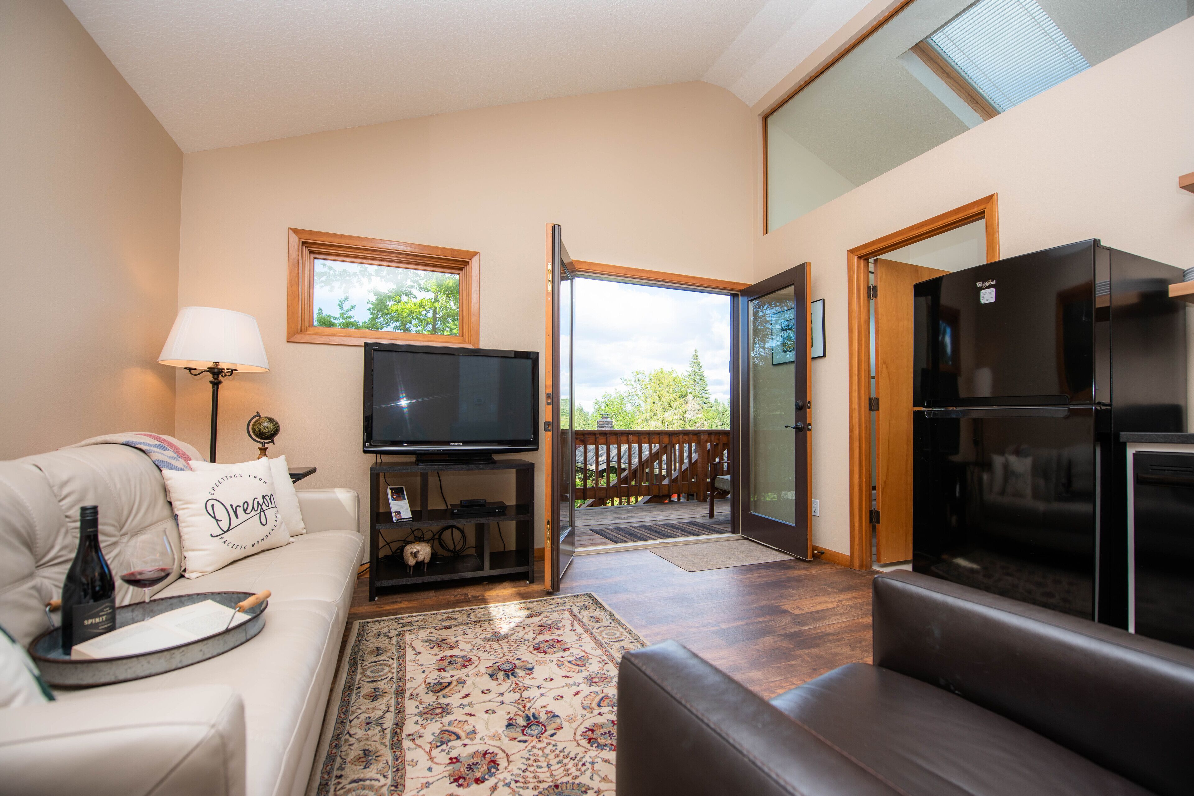 Fernseher, DVD-Player, Bücher