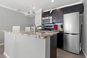 Jääkaappi, mikroaaltouuni, uuni, astianpesukone