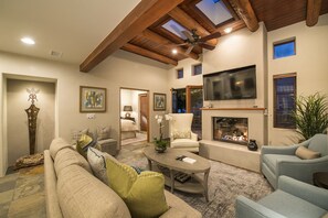 智能电视、壁炉、书