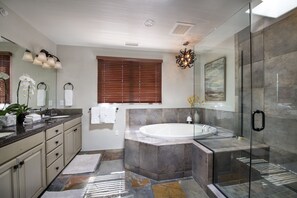Baignoire, baignoire à jets, sèche-cheveux, serviettes fournies