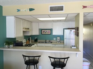 Jääkaappi, mikroaaltouuni, uuni, liesi