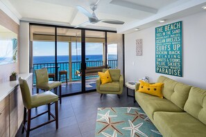 Smart TV, ping pong, books, stereo - BEACHFRONT PARADISE  - DIRECT OCEAN VIEW - TENNIS, POOL, JACUZZI, A/C, W/D (Makaha)