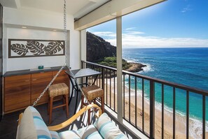 Property grounds - BEACHFRONT PARADISE  - DIRECT OCEAN VIEW - TENNIS, POOL, JACUZZI, A/C, W/D (Makaha)