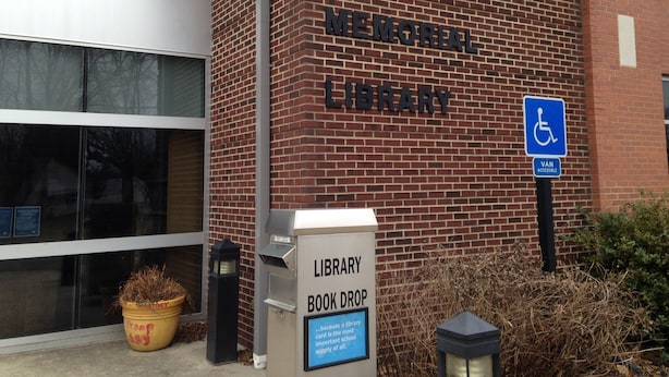 Un edificio de ladrillo con un cartel que dice 'Chapin Memorial Library'.