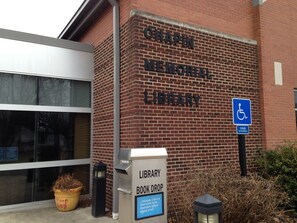 Un edificio de ladrillo con un cartel que dice 'Chapin Memorial Library'.