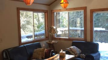 Smart TV, DVD player, livros, videoteca