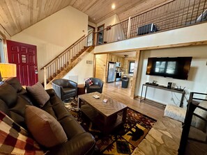 Una Smart TV, una chimenea, un reproductor de DVD, un futbolín