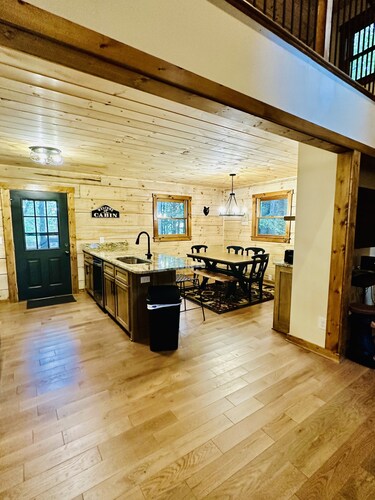 Upgraded Blowing Rock Cabin near App Ski Mtn, ASU, Tweetsie.AC,Firepit,Foosball.