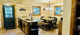 Upgraded Blowing Rock Cabin near App Ski Mtn, ASU, Tweetsie.AC,Firepit,Foosball.