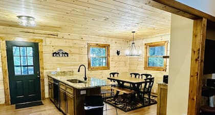 Upgraded Blowing Rock Cabin near App Ski Mtn, ASU, Tweetsie.AC,Firepit,Foosball.
