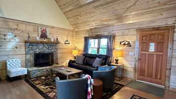 TV connectée, cheminée, lecteur de DVD, baby-foot