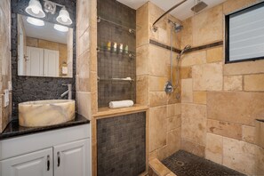 Dusche, Haartrockner, Handtücher, Seife