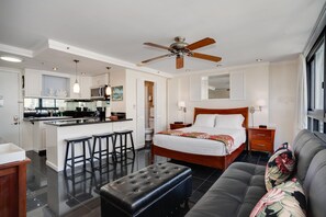 Een bureau, een strijkplank/strijkijzer, gratis wifi, beddengoed