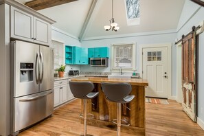 Een koelkast, een magnetron, een oven, een kookplaat