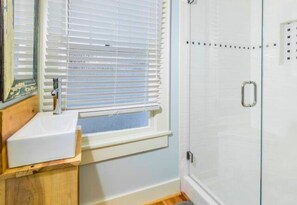 Combined shower/bathtub, hair dryer, towels, soap