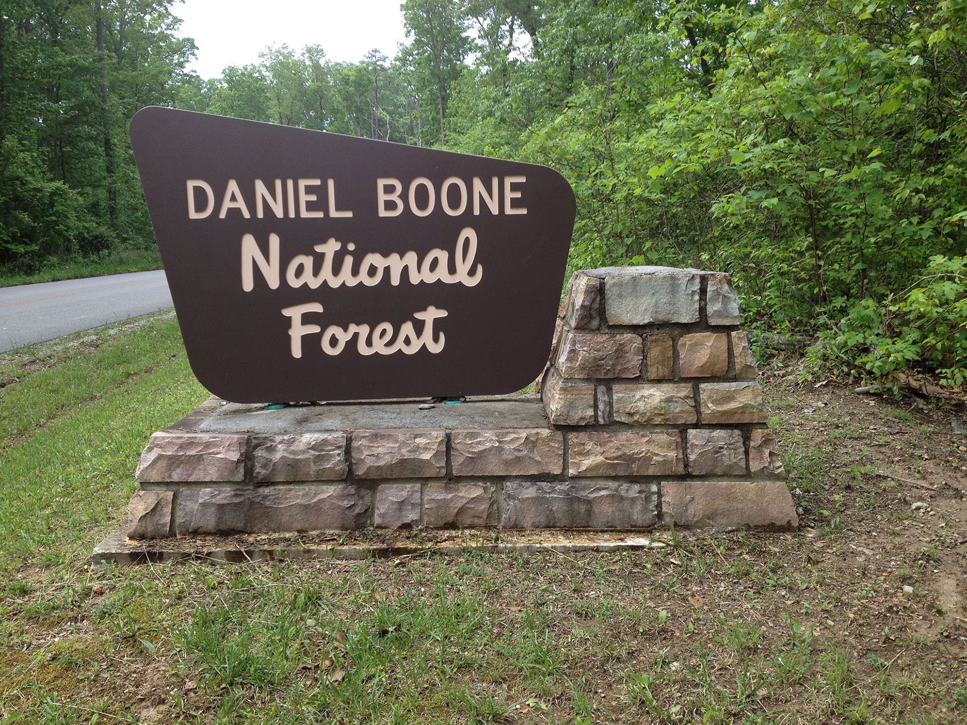 Un panneau indiquant l’entrée de la forêt nationale de Daniel Boone.