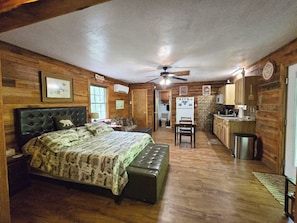 1 habitación, tabla de planchar con plancha, wifi gratis y ropa de cama