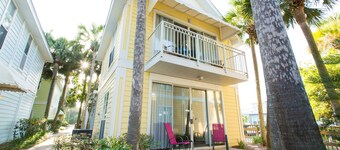 Destin-Beach Cottage, steps to beach & pool.  Close to shopping, restaurants!