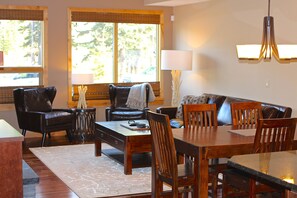 Dining - Mountain + Creek View. 5 Min Walk To Main Street (Canmore)