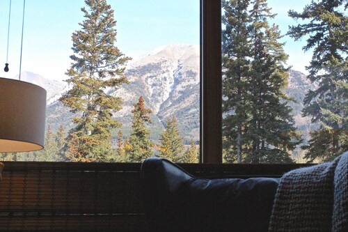 Mountain + Creek View. 5 Min Walk To Main Street. An Amazing Home Base!