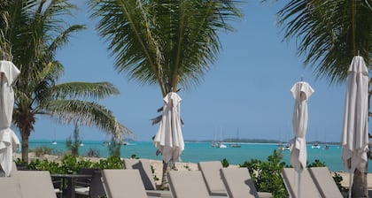 Oceanfront property with boat included at 399/night on last minute deals!