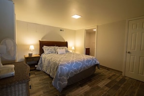7 bedrooms, iron/ironing board, travel cot, free WiFi - HUGE Logan Martin Lake House  (Cropwell)